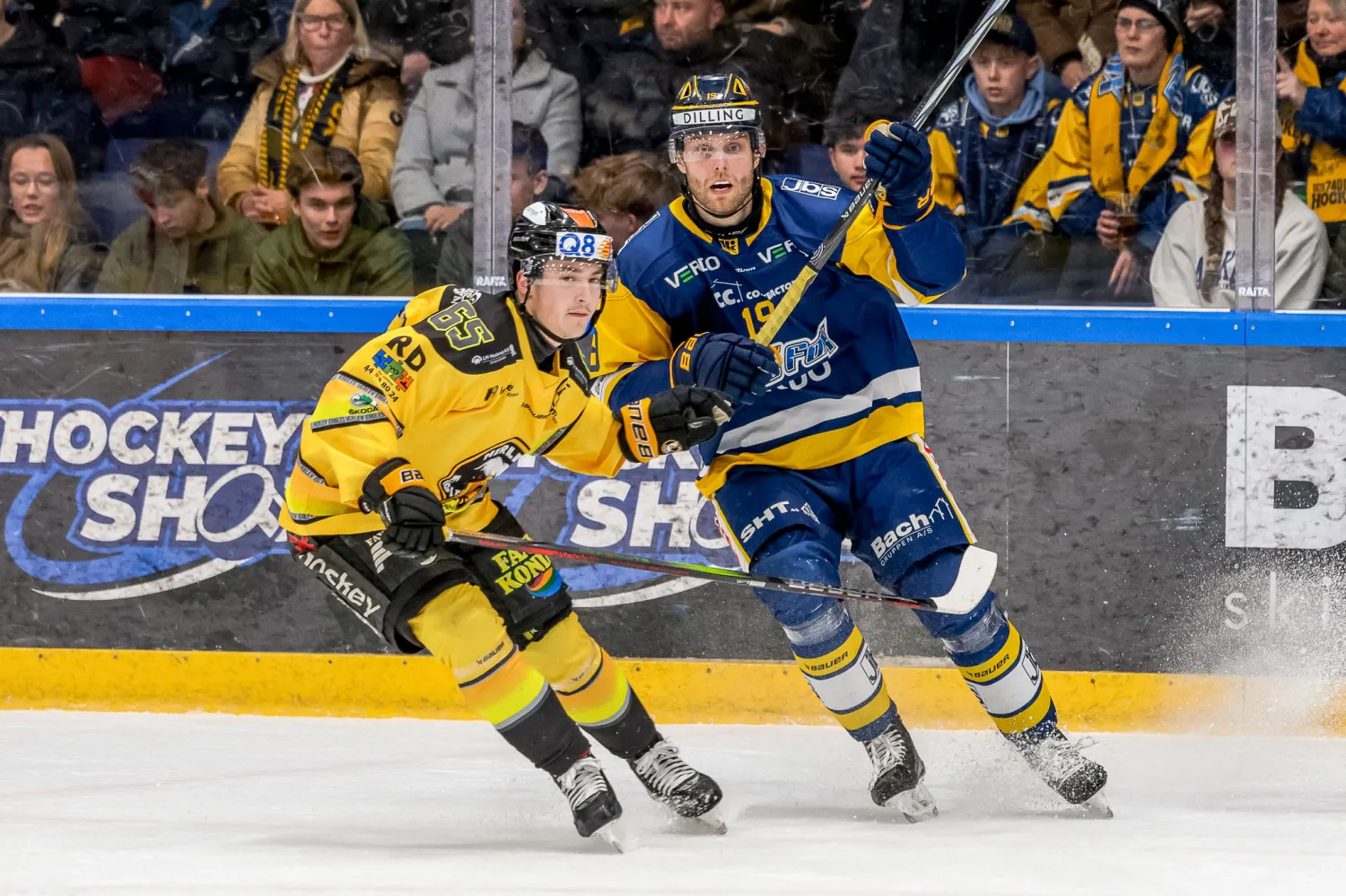 Hernings Martin Eskildsen i duel med Herlevs Jerry V�?¤lipirtti