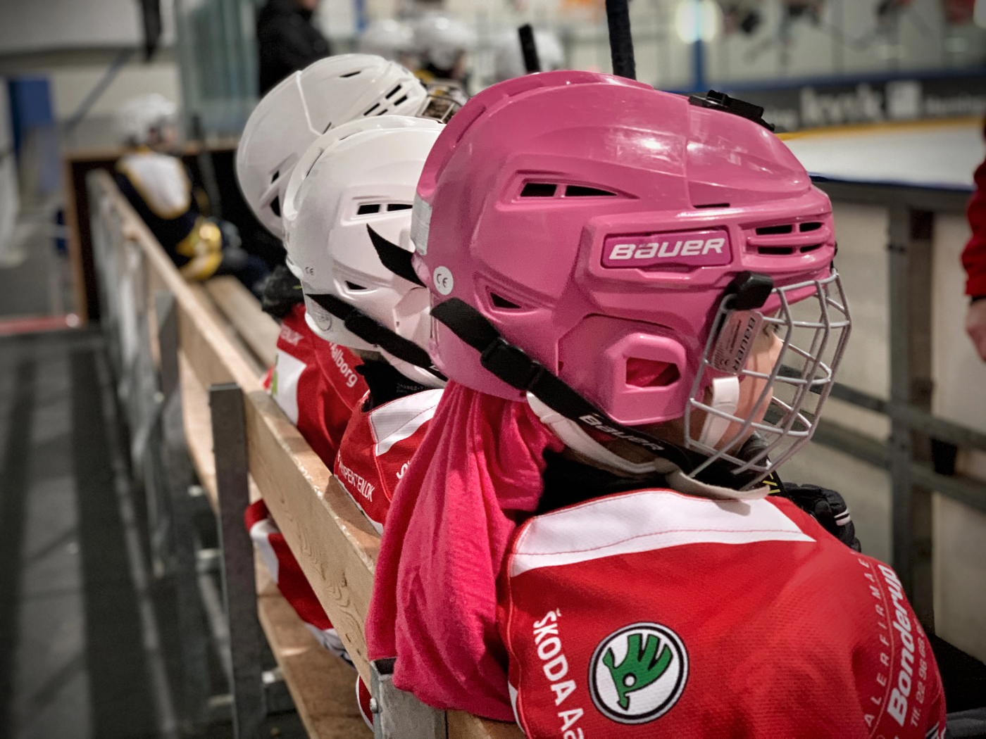 Pige med pink ishockeyhjelm